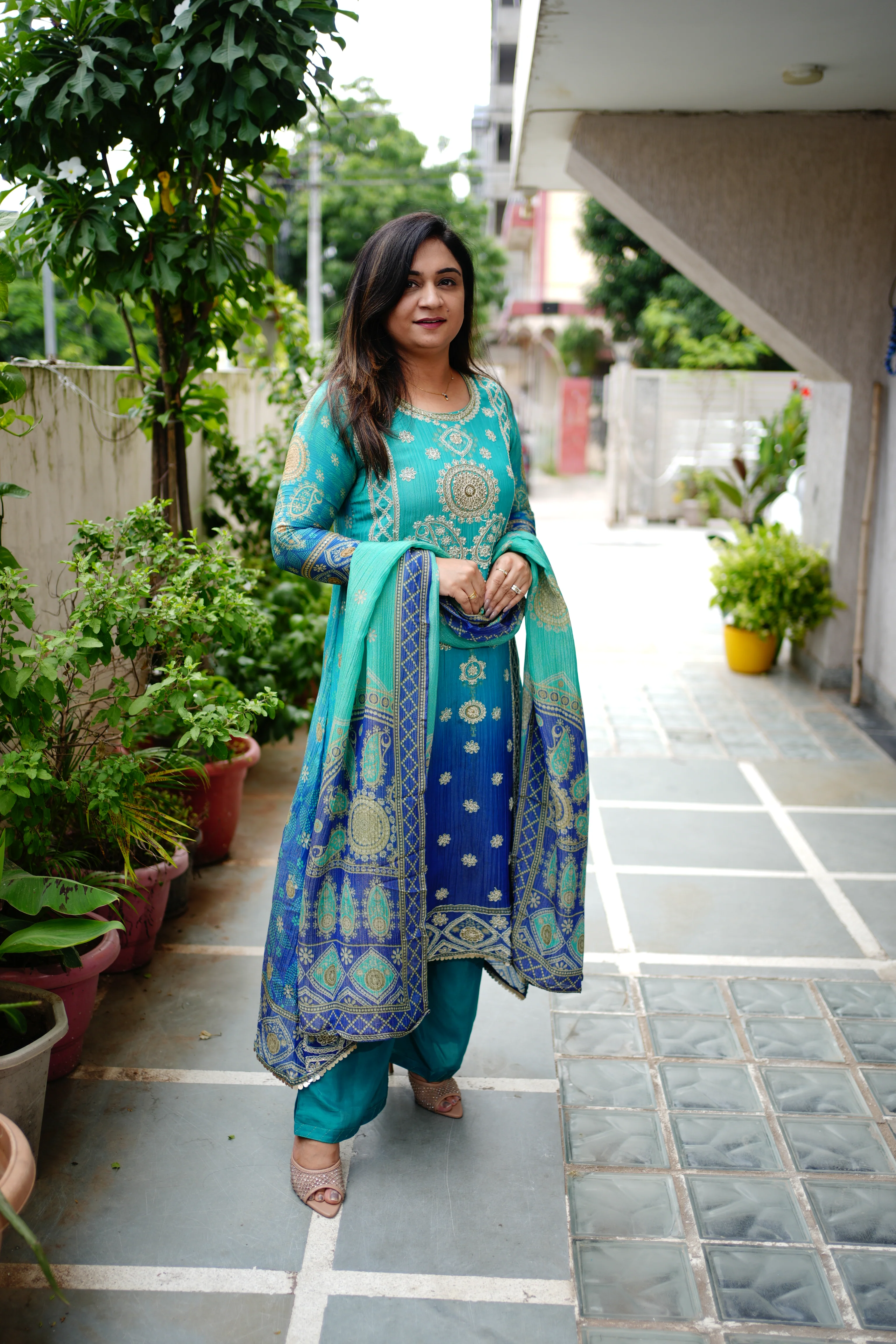 Aaliya Asymmetric Shimmer Tissue Embroidered Pant Set - Image 3