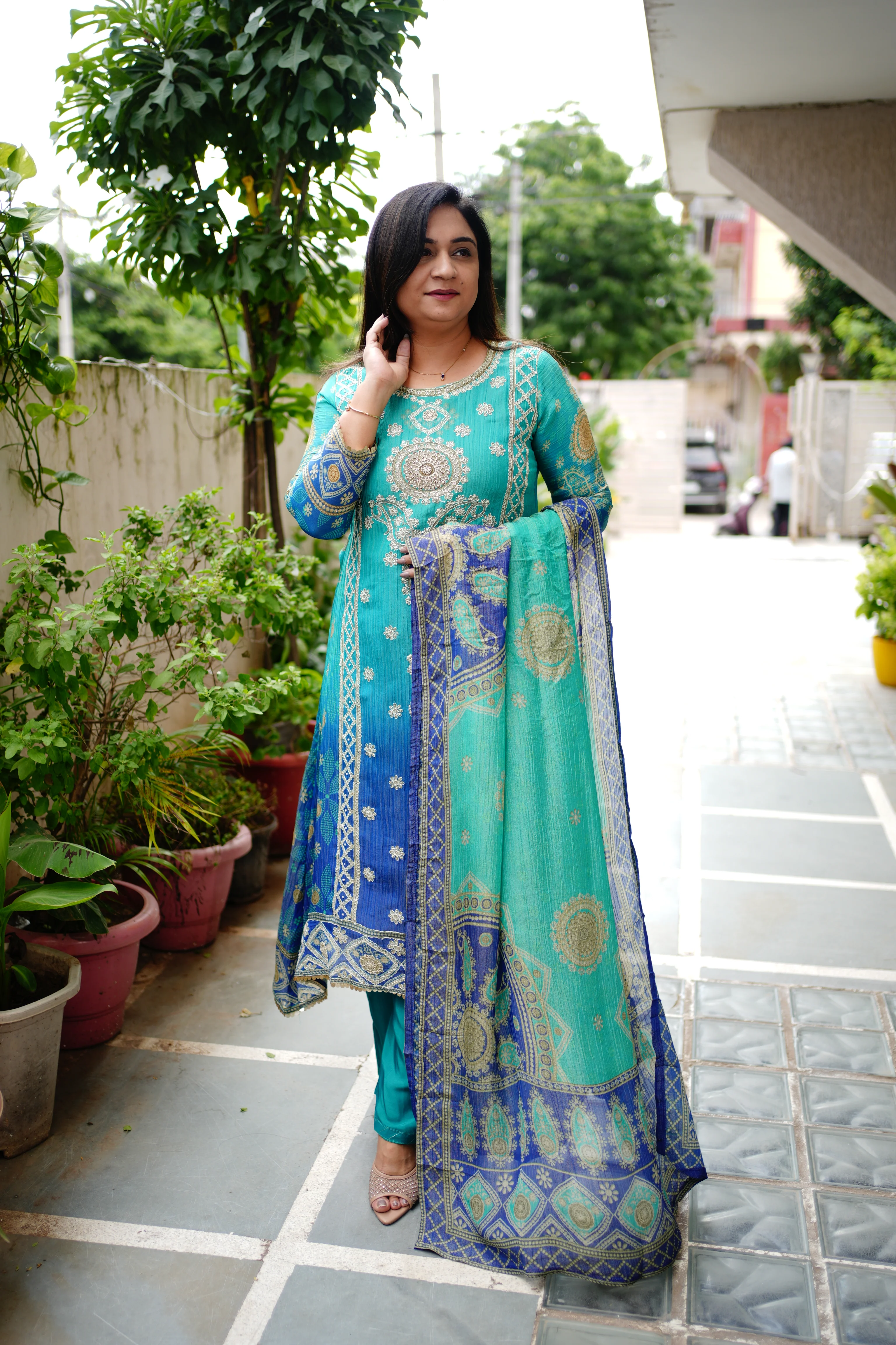 Aaliya Asymmetric Shimmer Tissue Embroidered Pant Set - Image 4