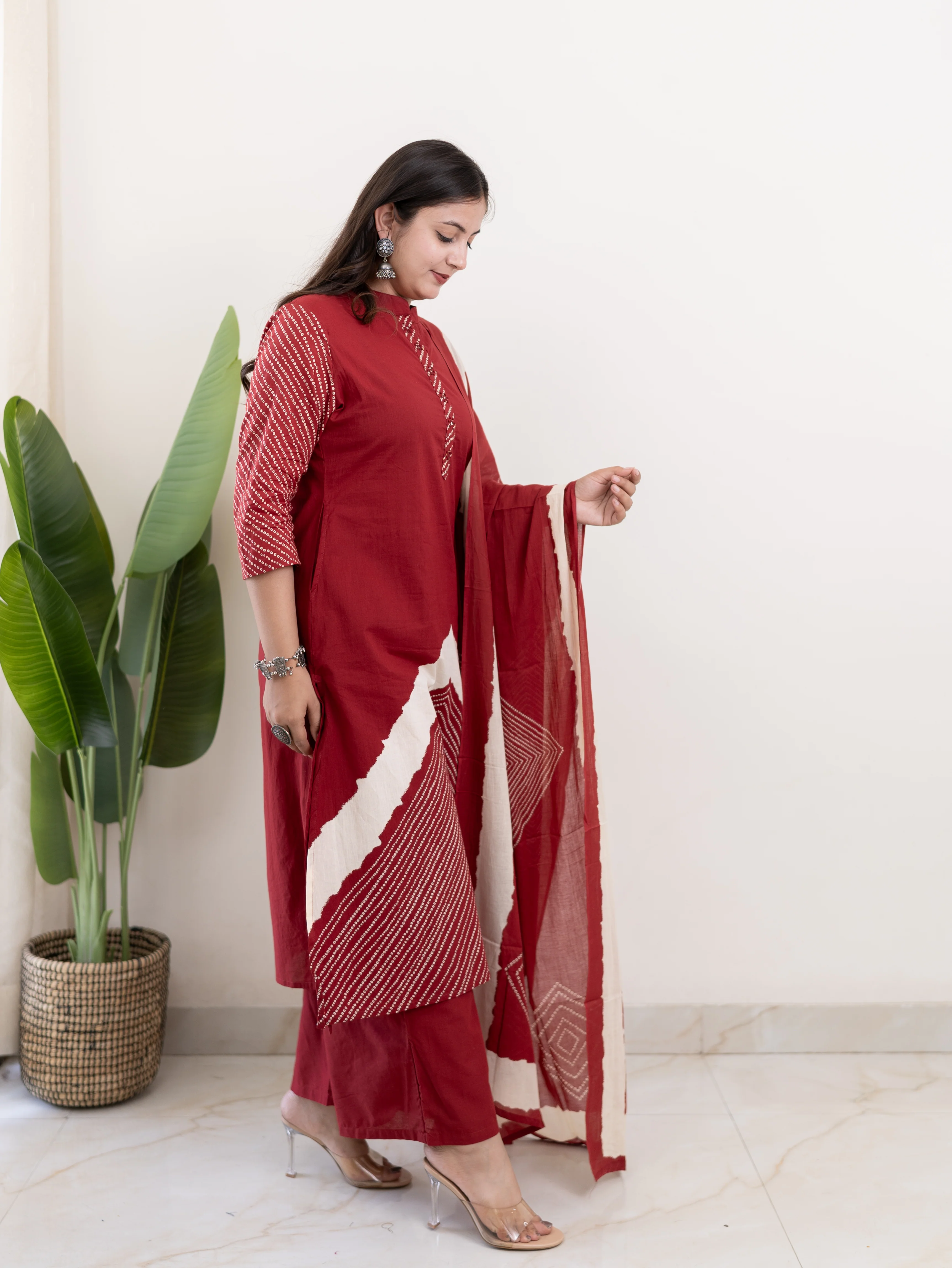 Isra Red Cotton Bandhani Straight Dupatta Set - Image 4