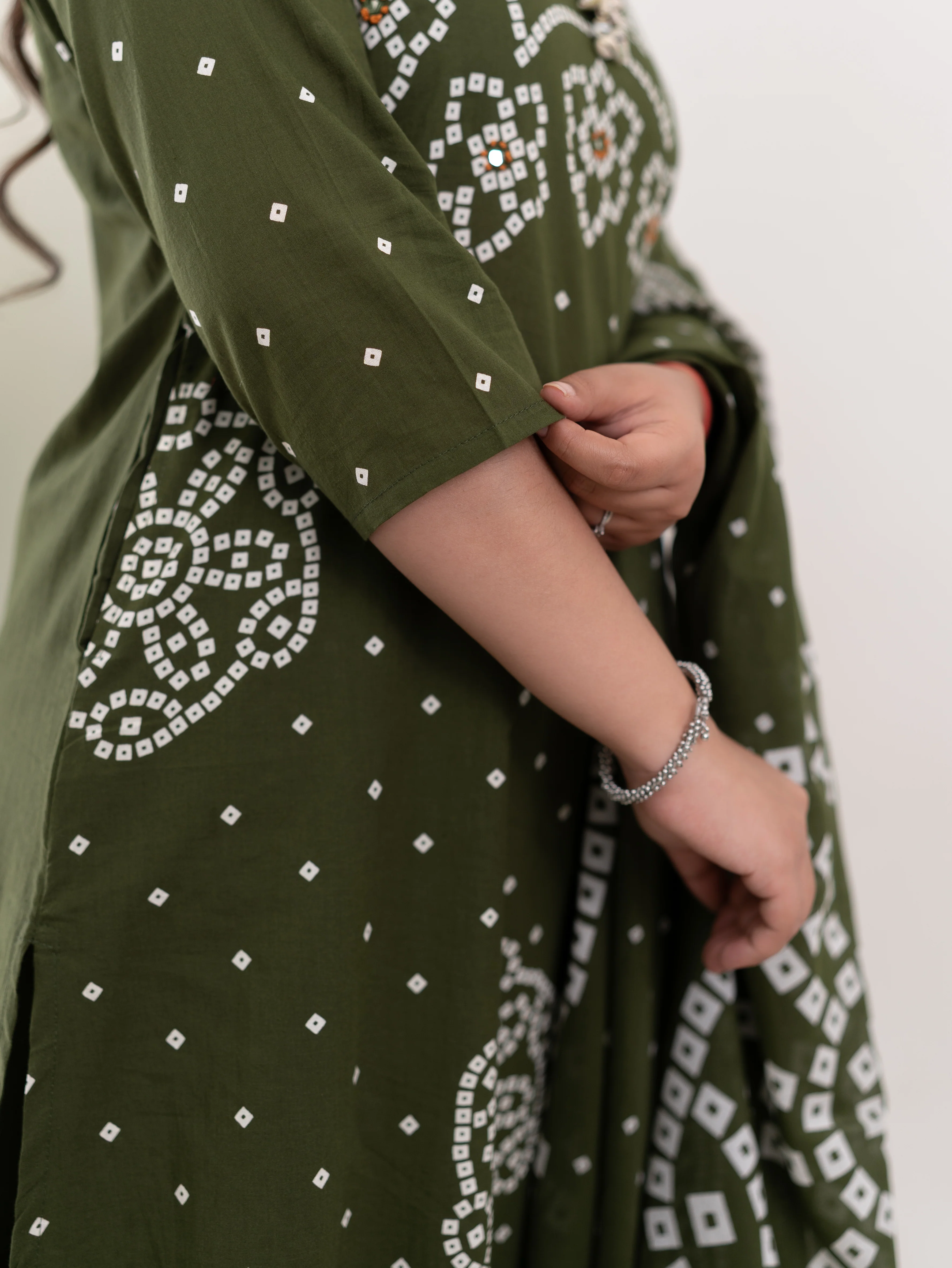 Mishi Green Cotton Bandhani Straight Dupatta Set - Image 9