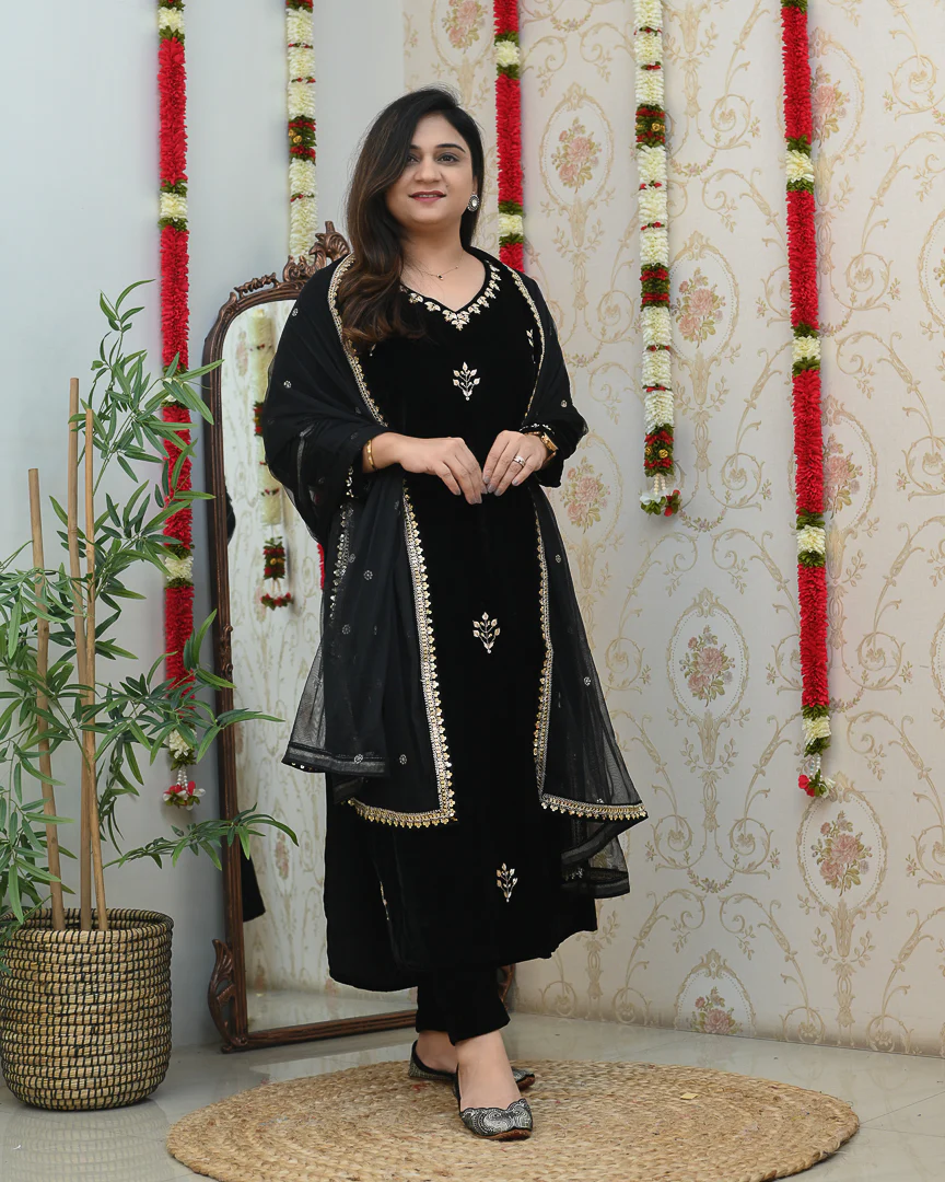 Rasheeda Velvet Hand Embroidered Pant Set - Image 5