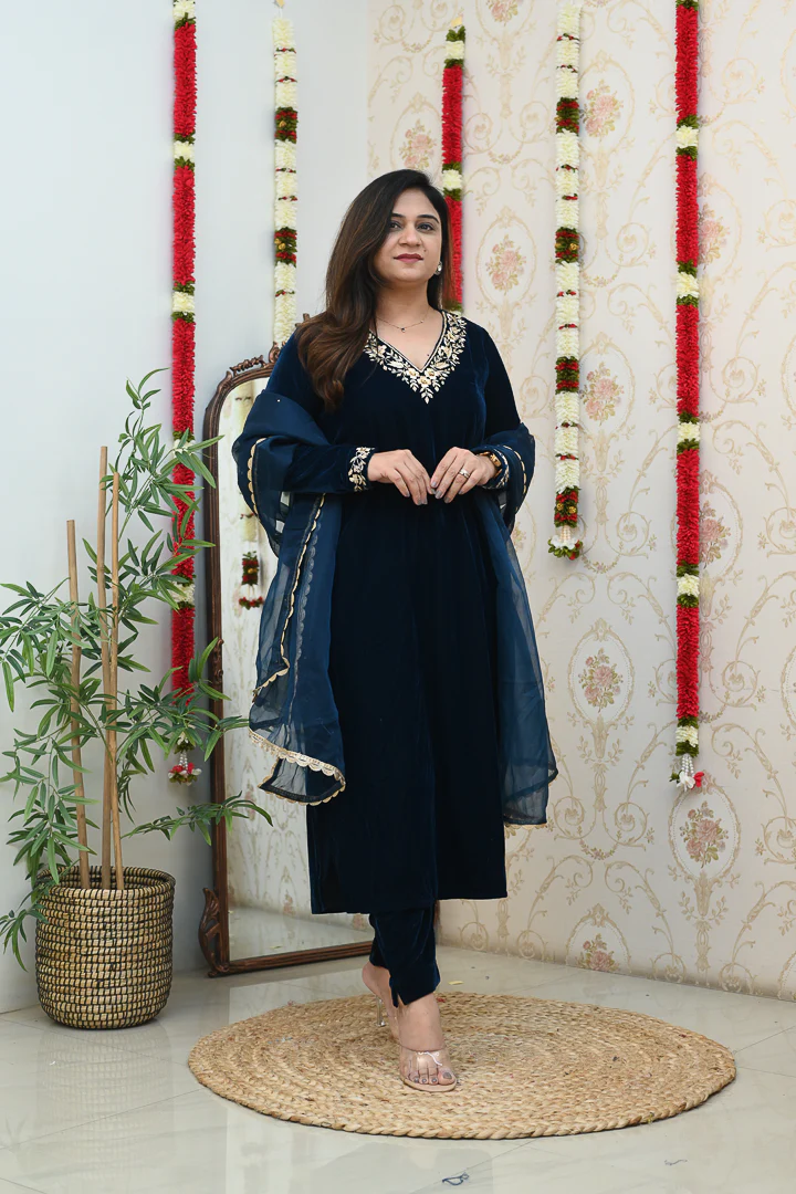 Sajda Velvet Hand Embroidered Pant Set - Image 6