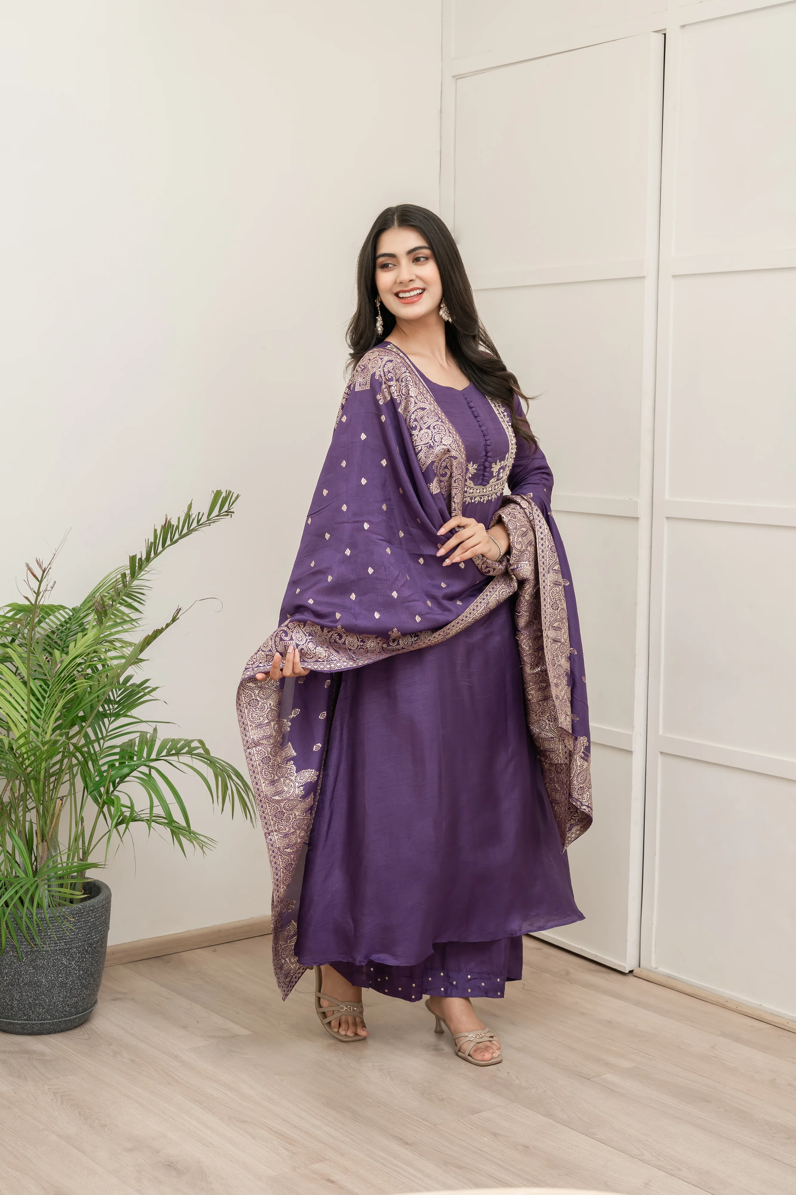 Shloka Silk Hand Embroidered Pant Set - Image 3