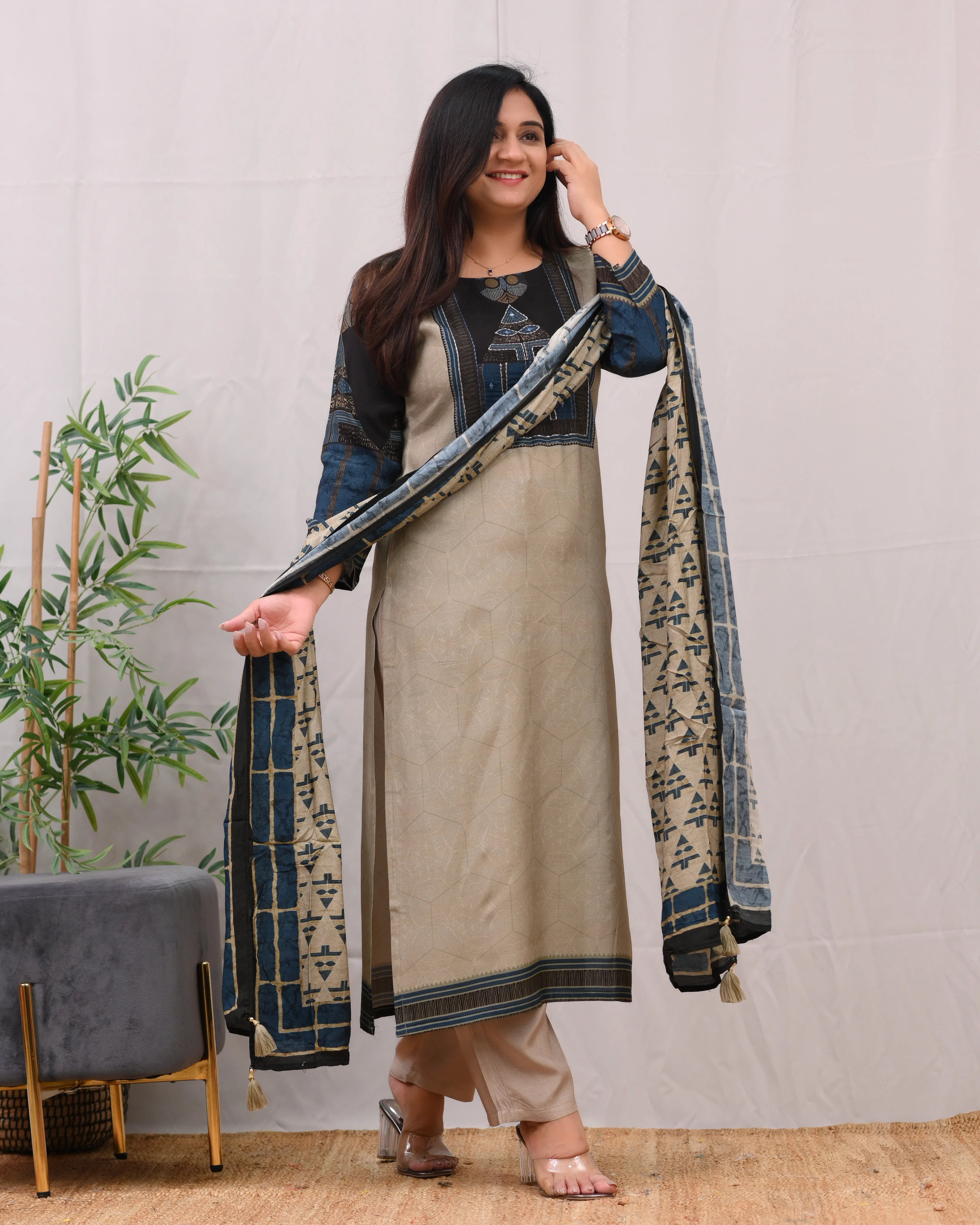Tanuka Muslin Katha Embroidered Pant Set - Image 3