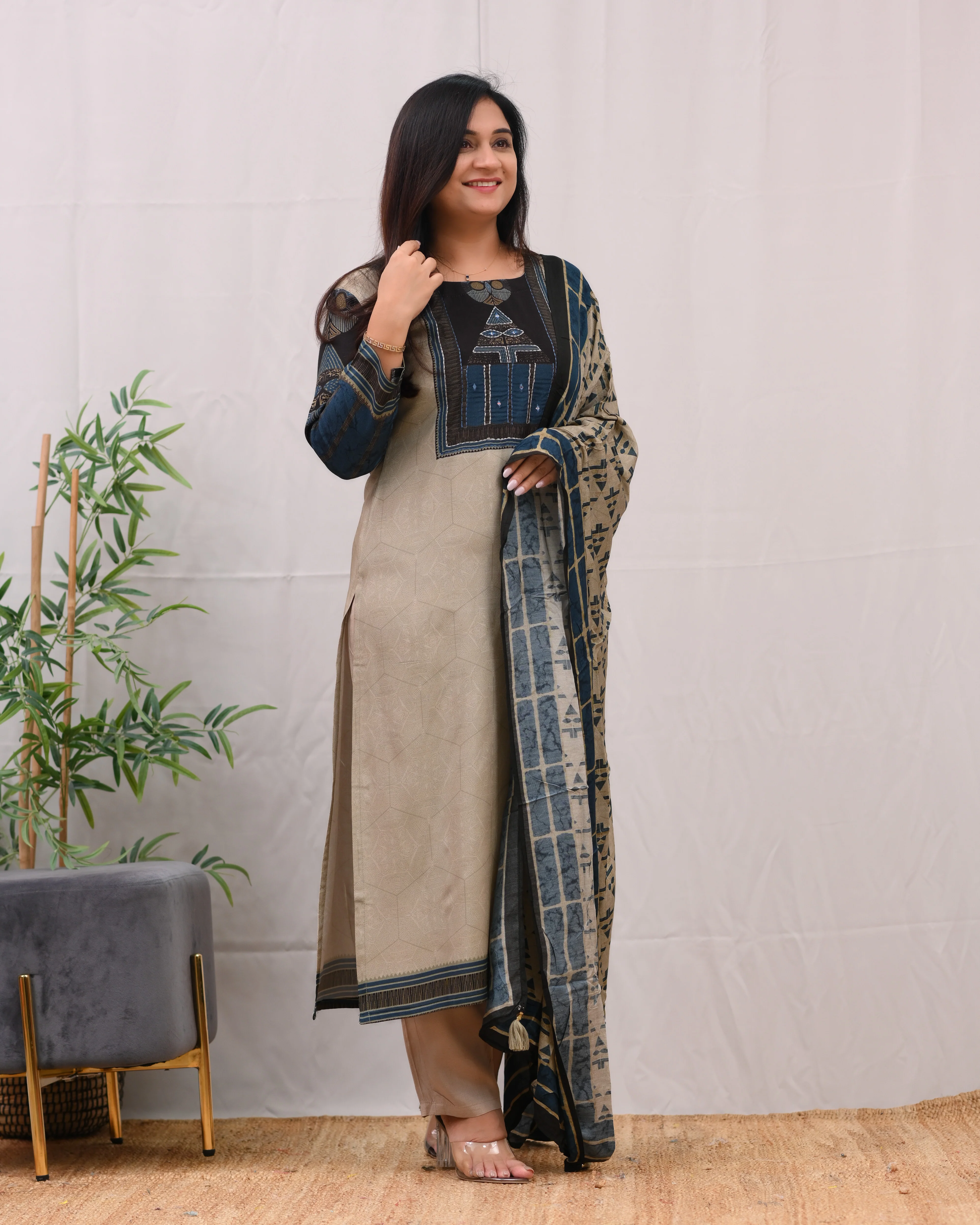 Tanuka Muslin Katha Embroidered Pant Set - Image 4