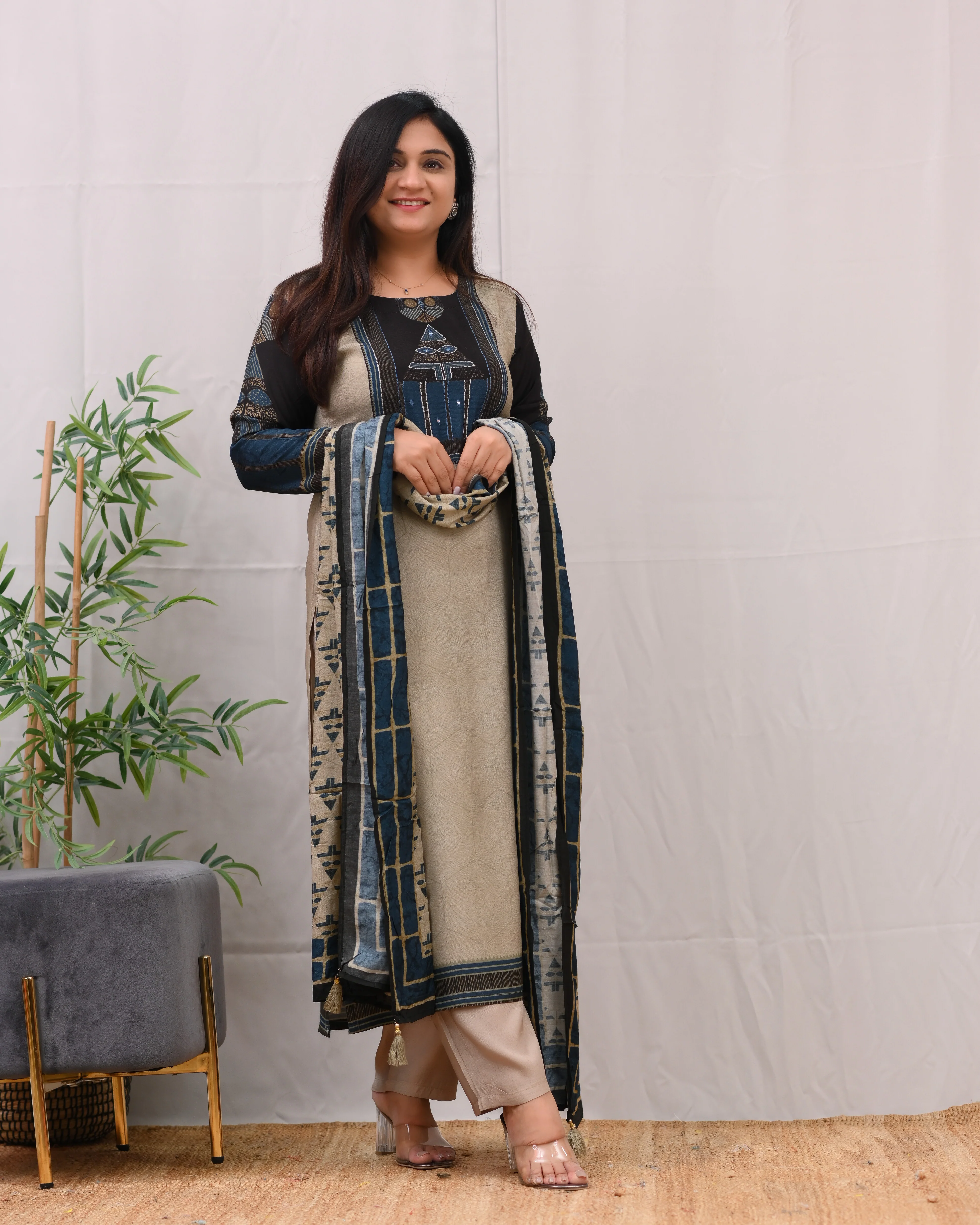 Tanuka Muslin Katha Embroidered Pant Set - Image 5