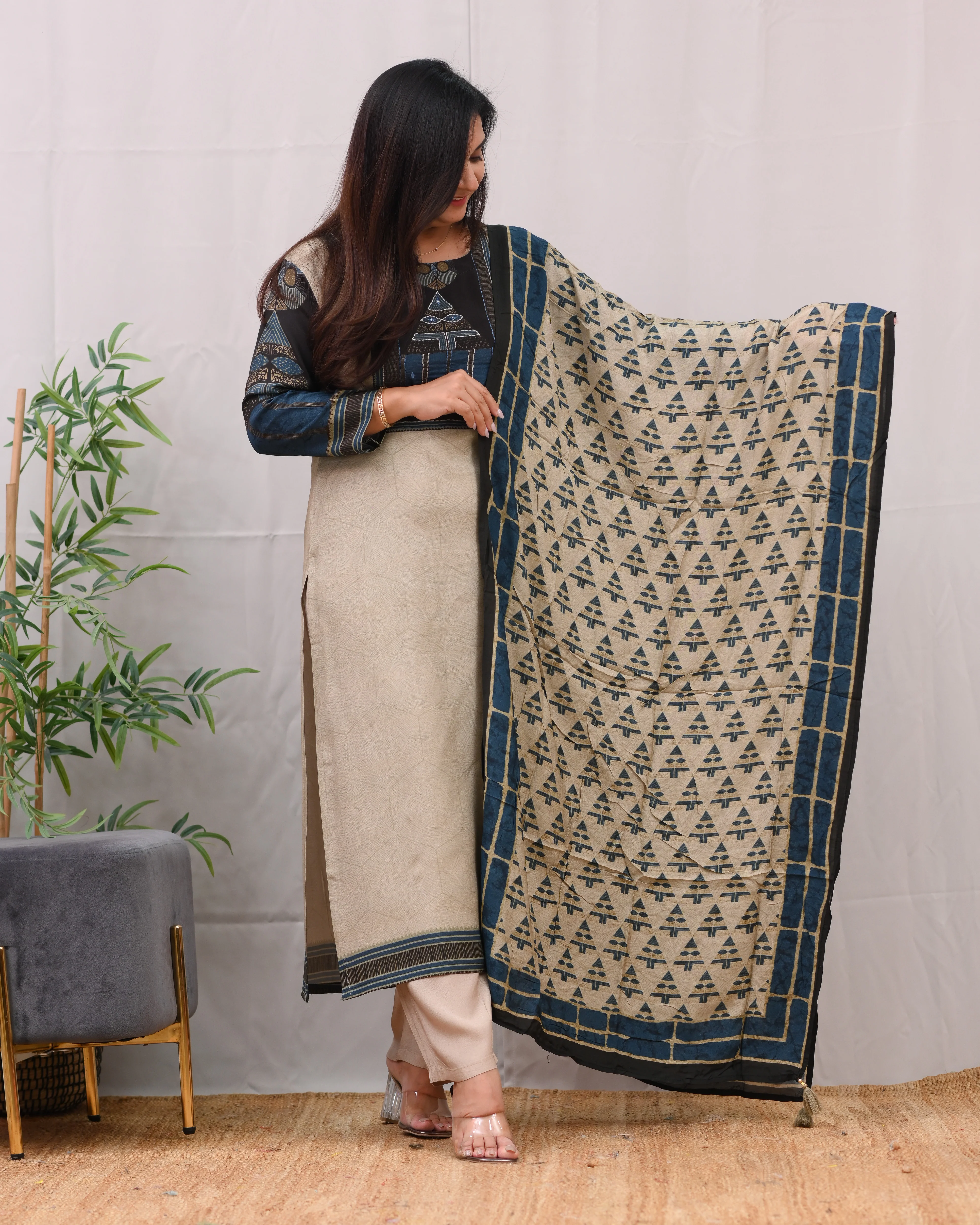 Tanuka Muslin Katha Embroidered Pant Set - Image 9
