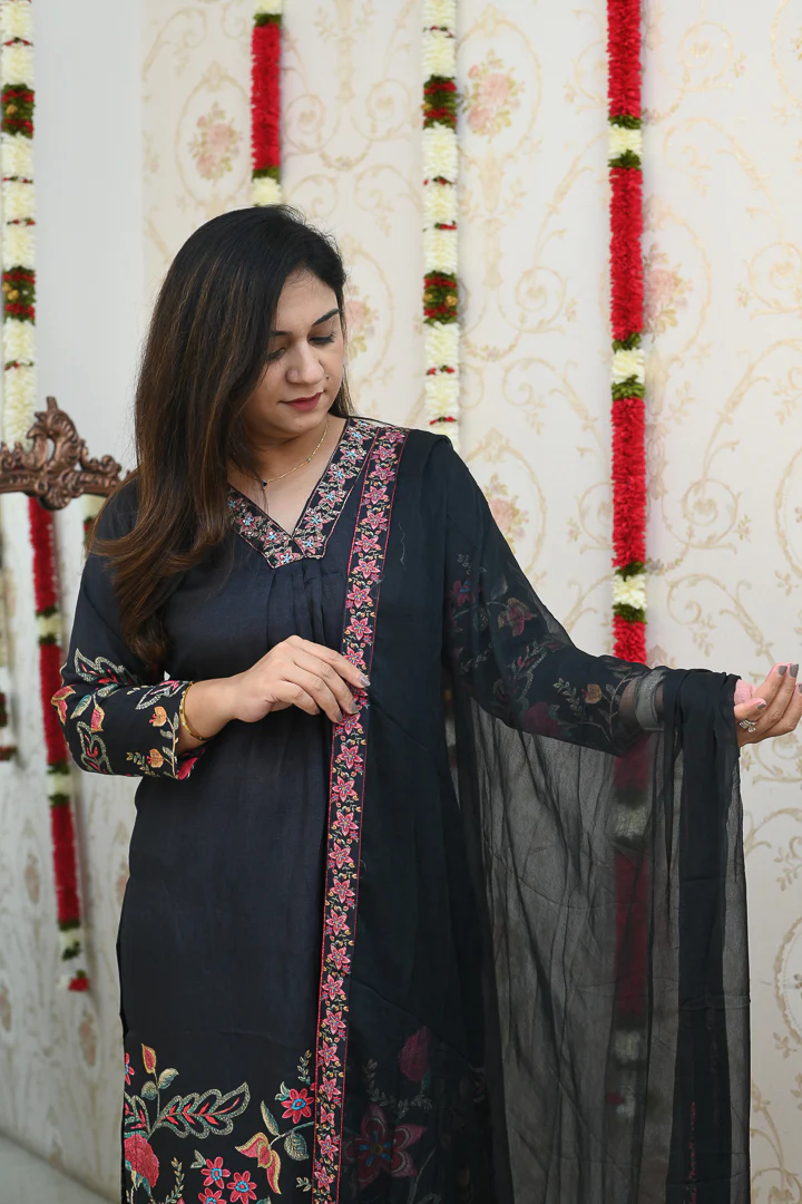 Zaar Muslin Black Floral Embroidered Pant Set - Image 5